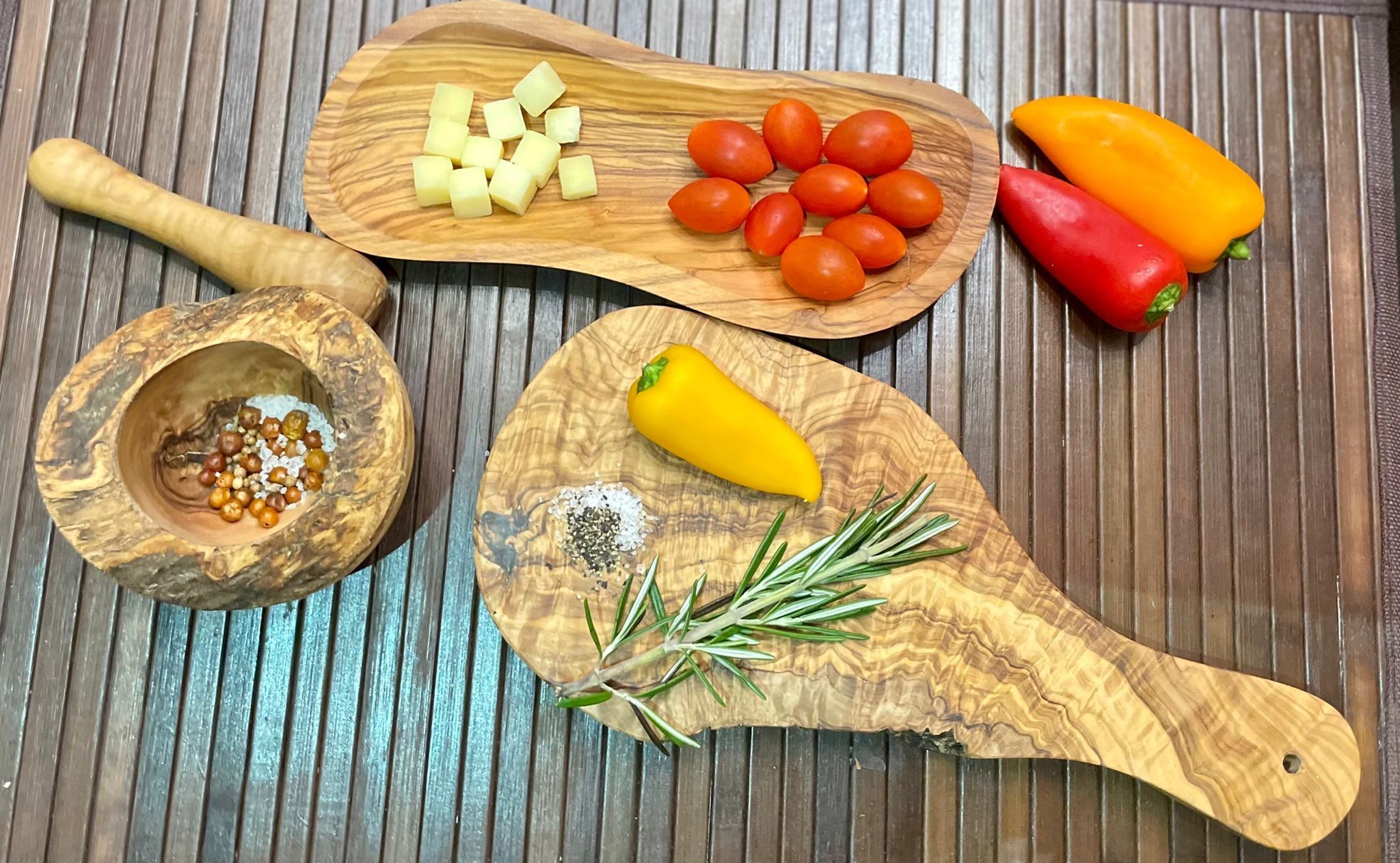d0102h7lznt.jpg Authentic Mediterranean Olive Wood 4-Piece Kitchen Set - Handcrafted Wooden Mortar and Pestle, Multi-Purpose Serving Bowl, and Durable Cutting Board - Image 1